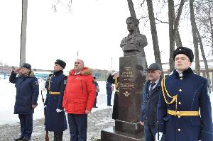 В Ишимбае установили бюст Герою России Александру Доставалову Город Ишимбай DSC_1578.JPG